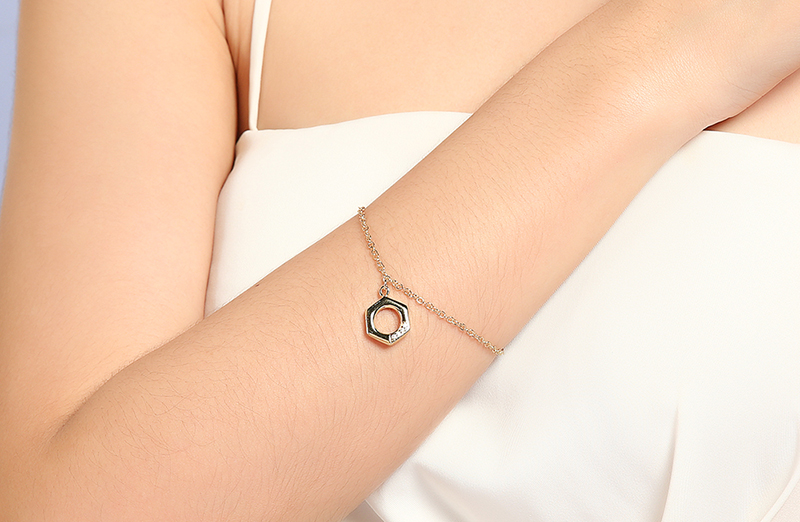 Lắc tay x&iacute;ch nhỏ h&igrave;nh lục gi&aacute;c hở đ&iacute;nh đ&aacute;